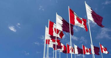 Canada e Qatar bandiere agitando insieme nel il cielo, senza soluzione di continuità ciclo continuo nel vento, spazio su sinistra lato per design o informazione, 3d interpretazione video