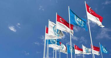 Cingapura e Unidos nações, un bandeiras acenando juntos dentro a céu, desatado ciclo dentro vento, espaço em esquerda lado para Projeto ou Informação, 3d Renderização video