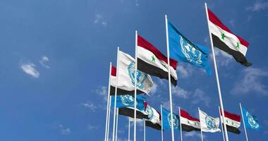 Siria y unido naciones, Naciones Unidas banderas ondulación juntos en el cielo, sin costura lazo en viento, espacio en izquierda lado para diseño o información, 3d representación video