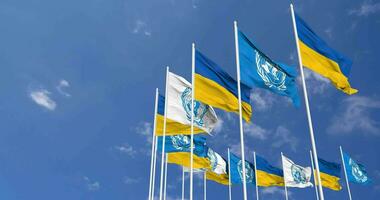 Ucraina e unito nazioni, un bandiere agitando insieme nel il cielo, senza soluzione di continuità ciclo continuo nel vento, spazio su sinistra lato per design o informazione, 3d interpretazione video