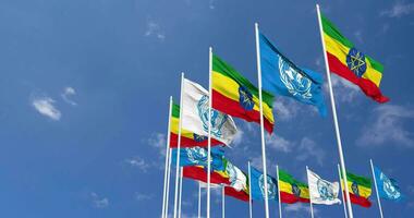 Ethiopie et uni nations, ONU drapeaux agitant ensemble dans le ciel, sans couture boucle dans vent, espace sur la gauche côté pour conception ou information, 3d le rendu video