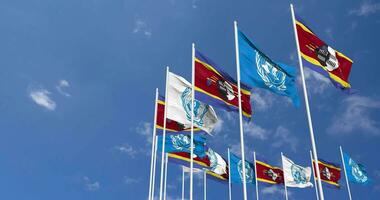 eswatini et uni nations, ONU drapeaux agitant ensemble dans le ciel, sans couture boucle dans vent, espace sur la gauche côté pour conception ou information, 3d le rendu video