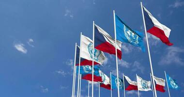 tchèque république et uni nations, ONU drapeaux agitant ensemble dans le ciel, sans couture boucle dans vent, espace sur la gauche côté pour conception ou information, 3d le rendu video