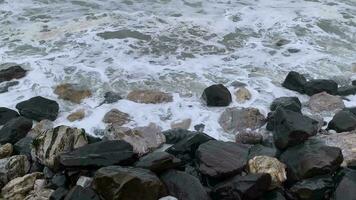 langzaam beweging van zwaar surfen en krachtig golven in Stille Oceaan, Californië video