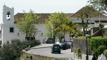 torrox, España, 2017 - típico andaluz calle con convento o monasterio en el antecedentes video