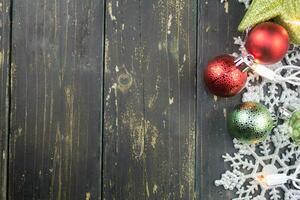 Navidad fiesta adornos en un oscuro madera antecedentes. foto