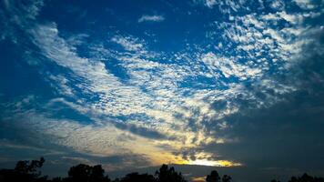 azul cielo con nubes para antecedentes foto