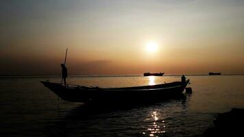 dos pescador en barco en padma río a durante atardecer, Bangladesh foto