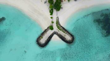 spiaggia con pietre su Maldive, mafushi isola con chiaro blu oceano video