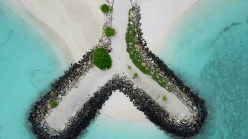 Strand mit Steine auf Malediven Insel, Maafushi Insel mit klar Blau Ozean video