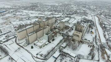 grano terminal en el invierno estación. cubierto de nieve grano ascensor en rural áreas un edificio para el secado y almacenamiento grano. foto