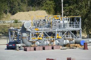 instalación de gas separación y purificación. construcción de un petróleo y gas estación. foto