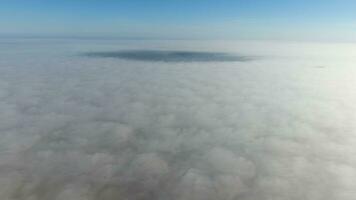 niebla encima el suelo. parte superior ver de el niebla. bajo nubes Mañana niebla condensación. disparo con un zumbido foto