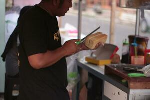 selectivo enfocar. haciendo un malasio postre, martabak manís el proceso de haciendo dulce martabak terang bulan. foto