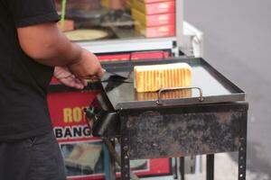 selectivo enfocar. haciendo un malasio postre, martabak manís el proceso de haciendo dulce martabak terang bulan. foto