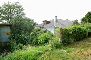 antiguo arruinado casas en abandonado pueblo foto