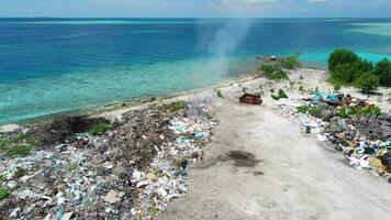 tossico cumulo di rifiuti su isola nel Maldive. aereo Visualizza di inquinamento di sciocchezze video