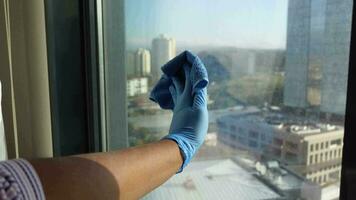 Hand im Blau Handschuh Reinigung Fenster mit Grün Lappen video