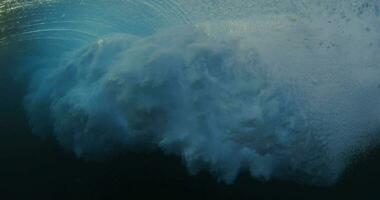 embaixo da agua Visão do a oceano onda quebra com grande quantidade do espuma e bolhas video