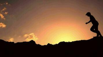 silhouette de une homme fonctionnement et exercice sur le Montagne dans le soir, exercice concept en gardant en bonne santé video