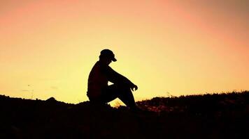 silhouette de une homme séance dans désespoir et solitude. video