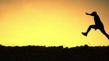 silhouette de une homme fonctionnement et exercice sur le Montagne dans le soir, exercice concept en gardant en bonne santé video