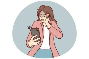 asustado mujer mira dentro móvil teléfono después viendo desagradable SMS mensaje. vector imagen