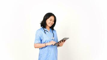 joven asiático hembra médico utilizando tableta para trabajo y sonriente aislado en blanco antecedentes foto