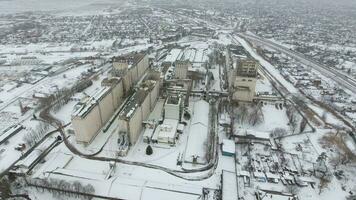 grano terminal en el invierno estación. cubierto de nieve grano ascensor en rural áreas un edificio para el secado y almacenamiento grano. foto