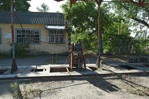 el antiguo arrojado gas estación foto