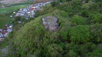 aereo Visualizza di otanah fortezza nel gorontalo-indonesia. il pietra muri di il otanah fortezza video