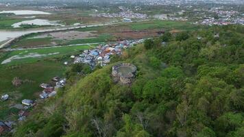 aérien vue de otanaha forteresse dans Gorontalo-Indonésie. le pierre des murs de le otanaha forteresse video