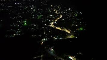 aéreo Visão do a veículos dirigindo em iluminado rodovia estradas dentro a cidade às noite video