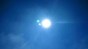 nuvole nel il blu cielo con soleggiato sfondo. blu cielo con bianca nuvole luminosa sole sfondo. video