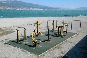 calle Deportes ciudad. al aire libre formación simuladores en el playa de novorossiysk foto