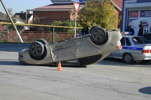 coche accidente. el coche hizo no dar camino a otro coche y un colisión ocurrió. foto