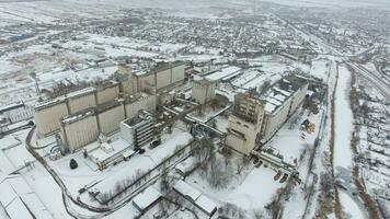 grano terminal en el invierno estación. cubierto de nieve grano ascensor en rural áreas un edificio para el secado y almacenamiento grano. foto