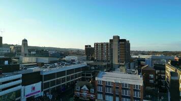 aereo metraggio di centrale luton città di Inghilterra durante bellissimo tramonto. dicembre 1°, 2023 video