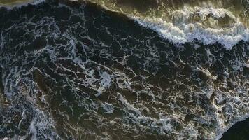fuerte olas en el Oceano parte superior vista. oscuro agua en el mar. video