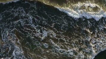 stark Wellen im das Ozean oben Sicht. dunkel Wasser im das Meer. video