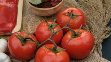 tomaten dichtbij omhoog. hoog kwaliteit 4k beeldmateriaal video