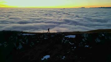 montanhas picos e alpinistas sobre a nuvens às a pôr do sol video