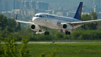 aria astana atterraggio nel almaty aeroporto video