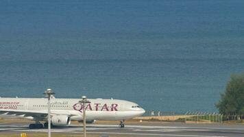 Qatar Airlines Airbus A330 turn runway video