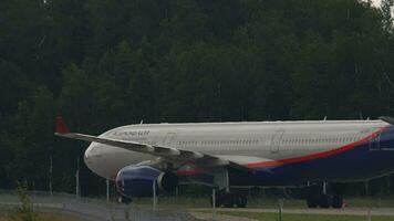 luchtbus a330 van aeroflot taxiën video