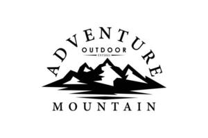 montaña logo diseño con al aire libre y aventuras concepto vector