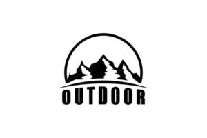 montaña logo diseño con al aire libre y aventuras concepto vector