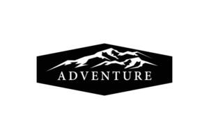 montaña logo diseño con al aire libre y aventuras concepto vector