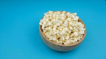 popcorn kom aan het eten. hoog kwaliteit 4k beeldmateriaal video