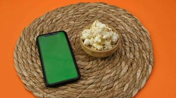 mobiel groen scherm telefoon popcorn. hoog kwaliteit 4k beeldmateriaal video